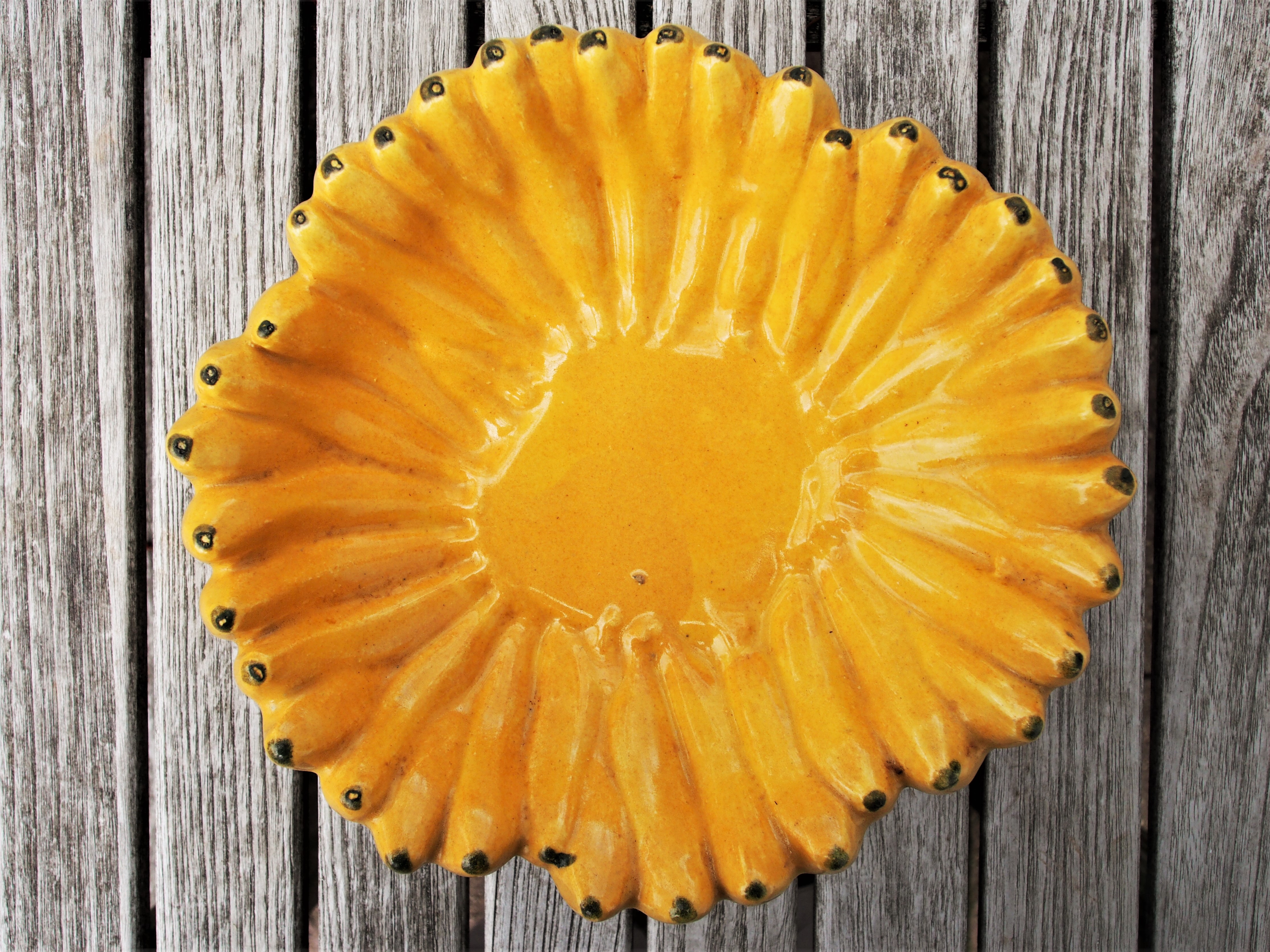 TABLETOP: EIGEN ARTS BANANA BOWL AND BANANA LEAF PLATTERS