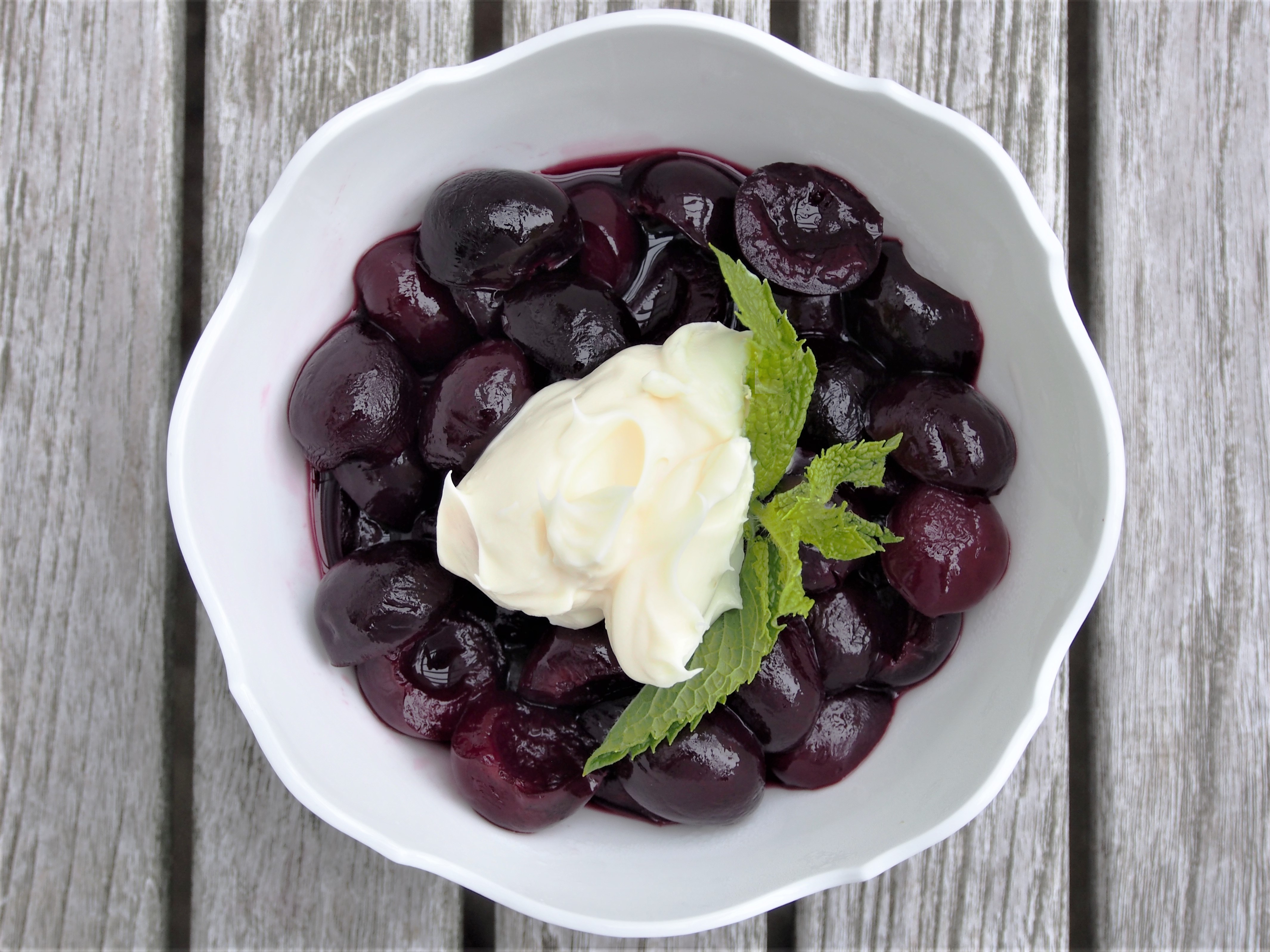 CHERRIES POACHED IN RED WINE WITH MASCARPONE CREAM
