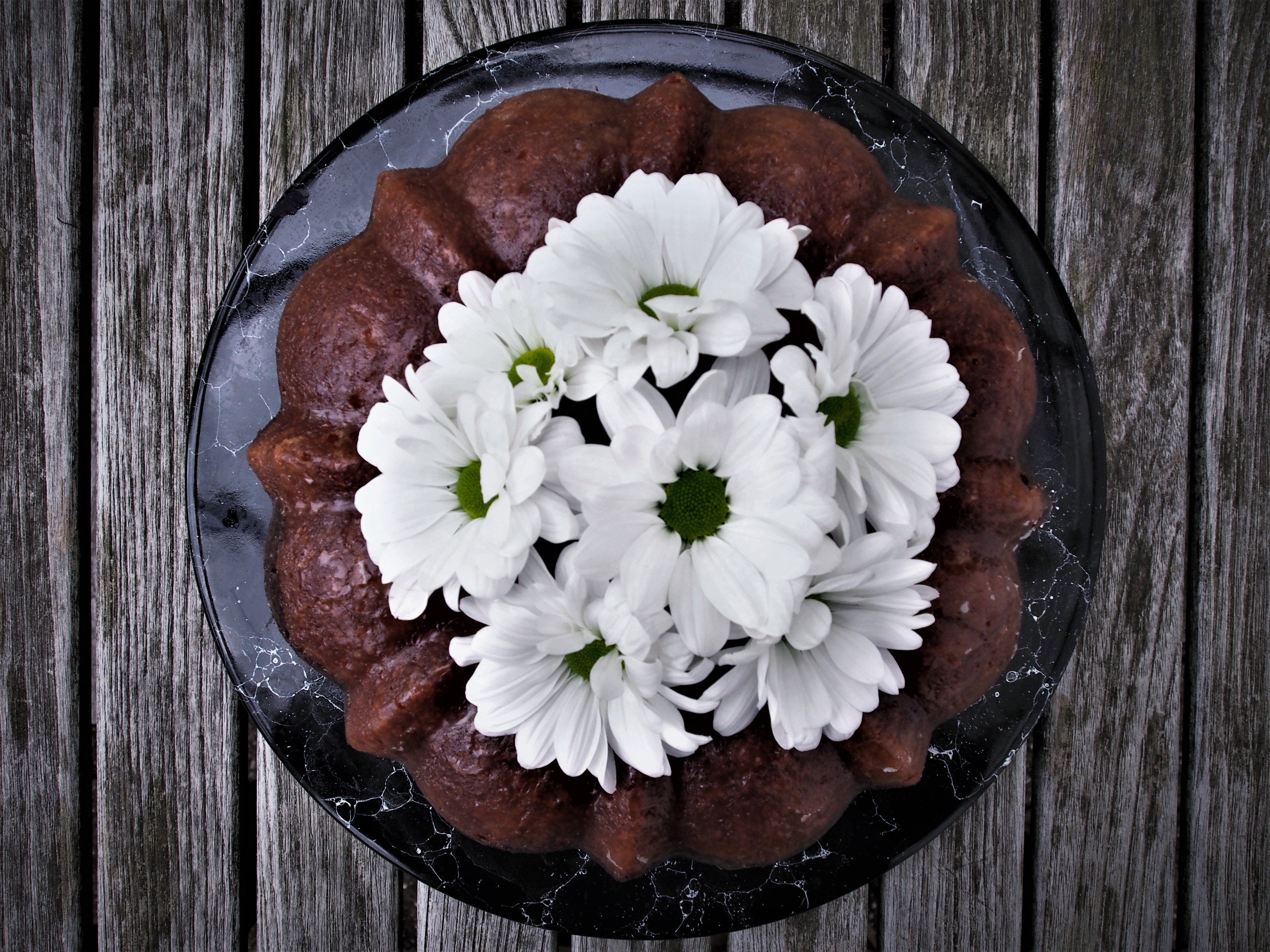 BLACK AND WHITE MARBLE BUNDT CAKE